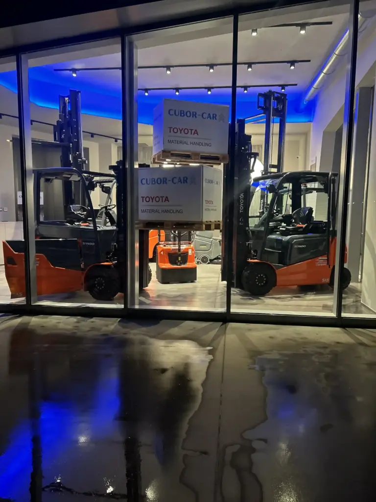 vetrina azienda carrelli elevatori con impianto luci a binario